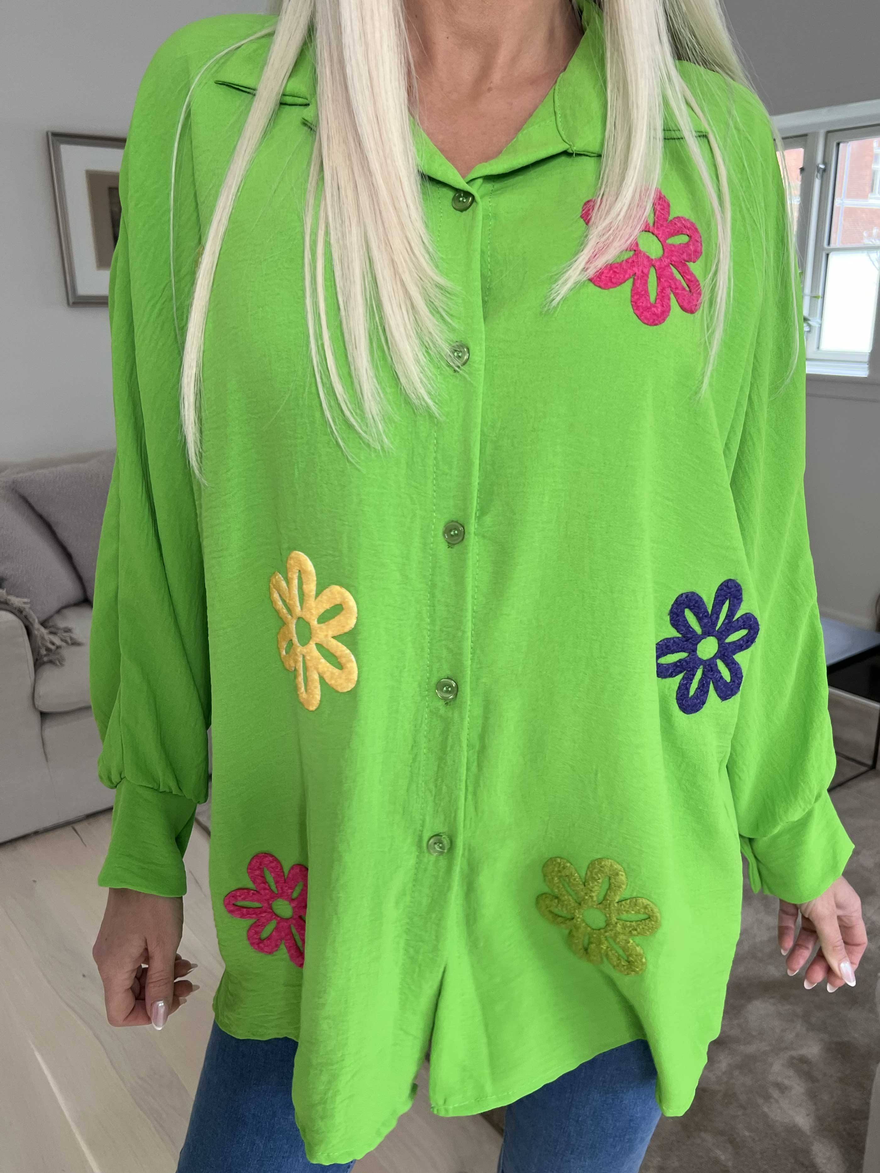 Katrin - Skjorte med fine farvet blomster foran